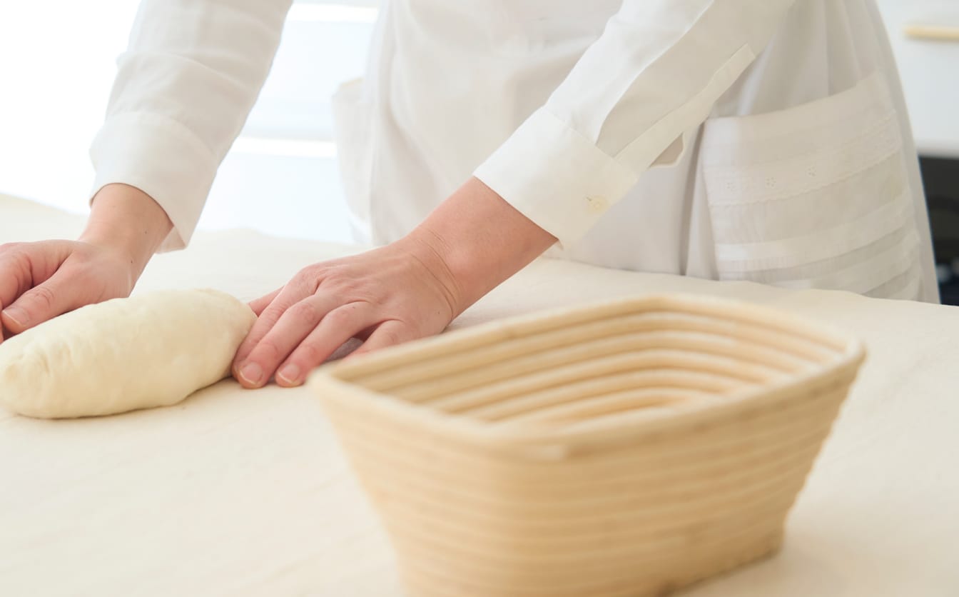 パン生地をこねる手元