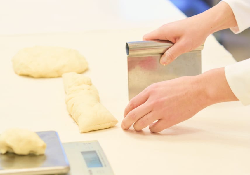 パン生地を分割する手元