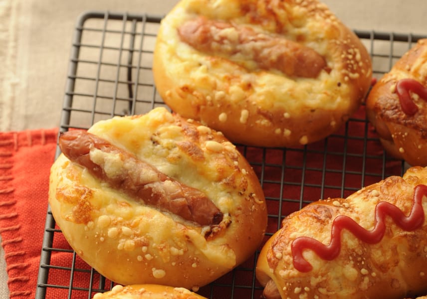 焼きたてのソーセージパン