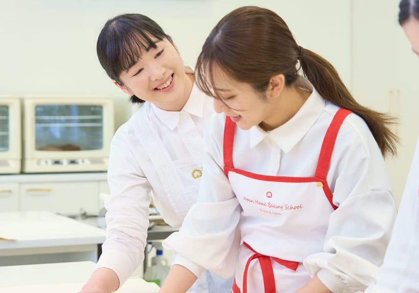 パン作りを教わる教室風景