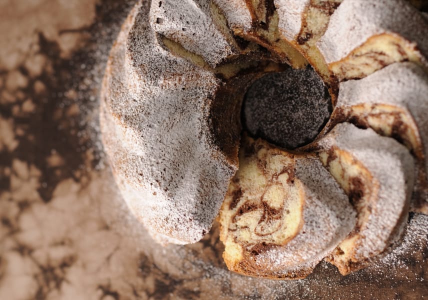 粉砂糖をまぶしたマーブルバントケーキ