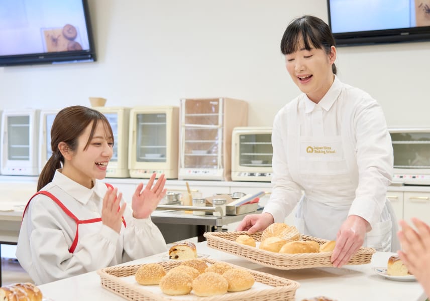 パンをトレイに並べる様子