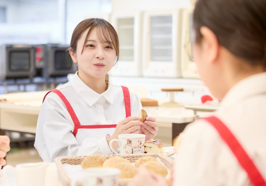焼き立てパンを試食する様子