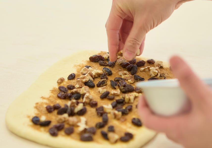 生地にシナモン・レーズン・クルミをトッピング