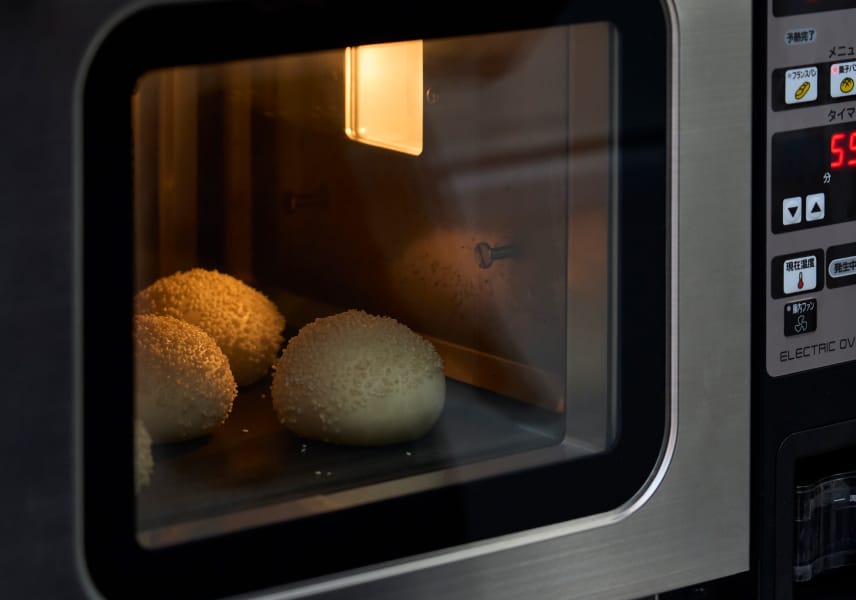 オーブン内で発酵中のゴマパン生地