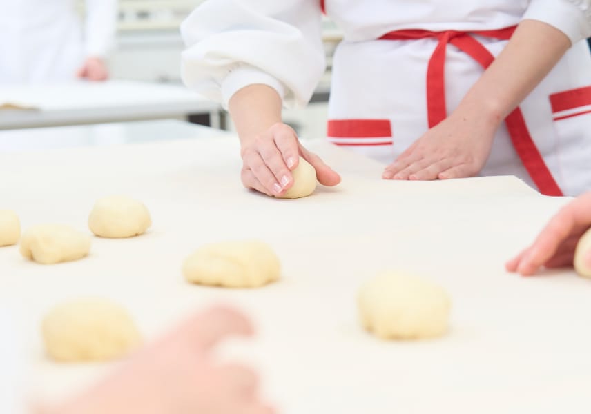 パン生地を丸める手元