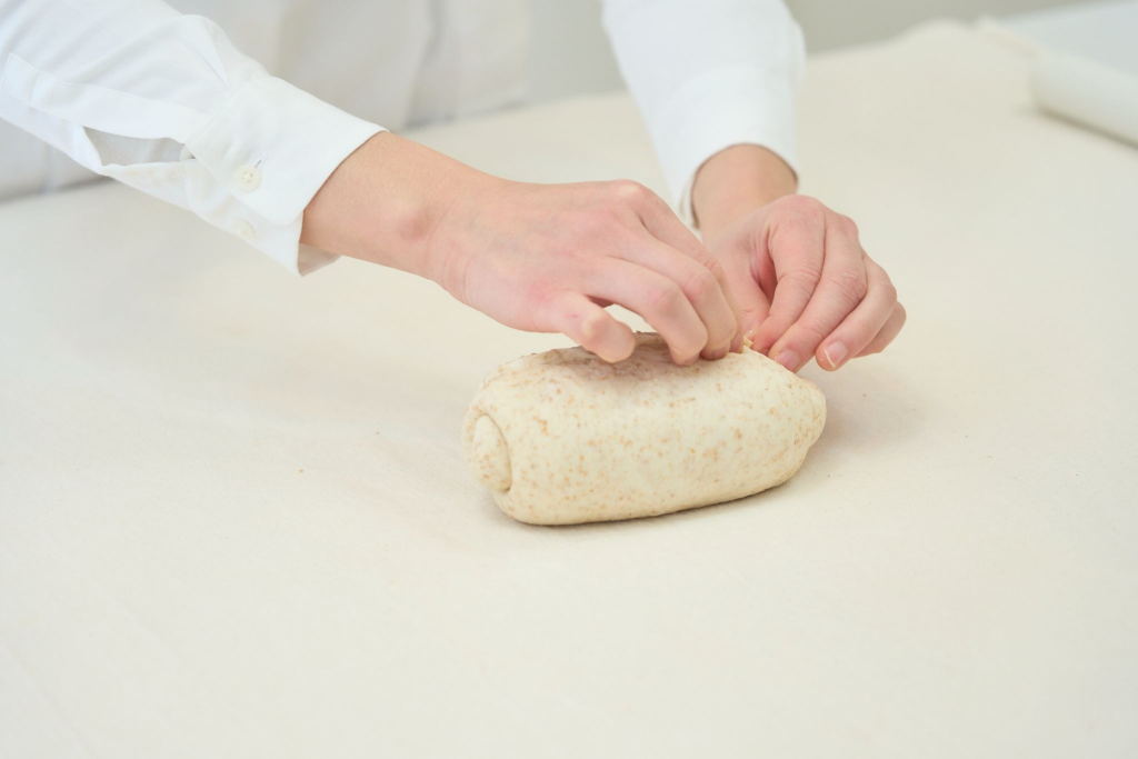 パン作り初心者が押さえたい基本工程の流れと成形作業の様子