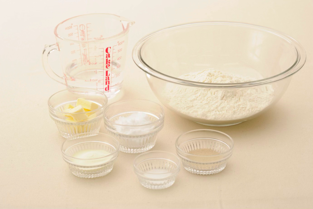 パン作りの基本となるイーストや小麦粉などの材料の正確な計量とミキシングの様子