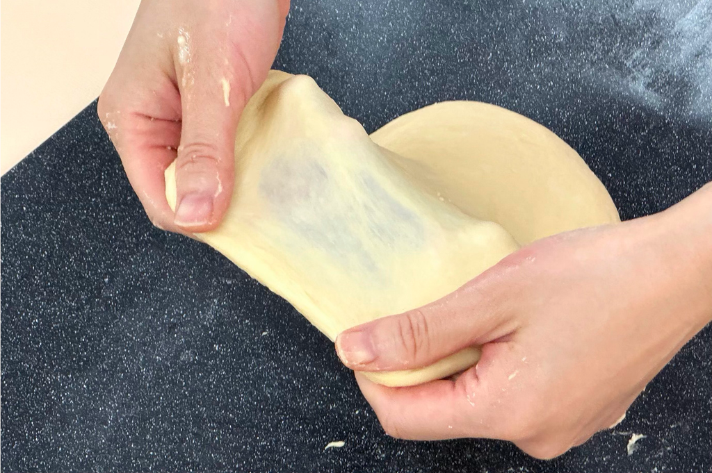 おすすめの強力粉に仕込み水を加えて丁寧にこね合わせグルテンを形成するパン作りの様子