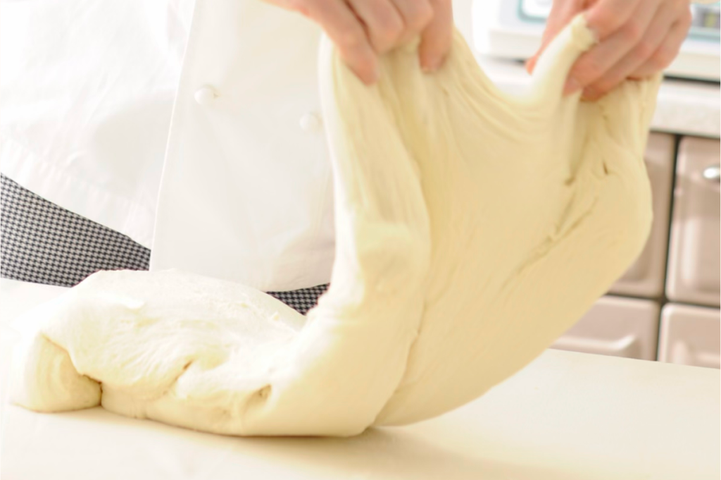 加水率が高く水分を多く含んでいるためコシが弱く横にダレて広がるパン生地