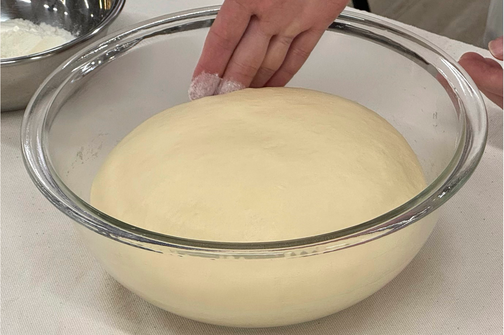 パンの発酵しすぎを見分ける指穴テストで穴の形がキープできずしぼんでしまう過発酵の生地